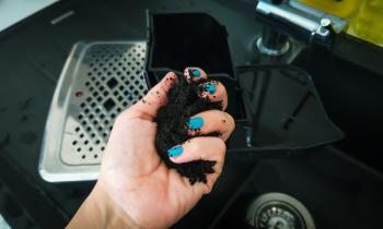 Écologique, économique et 100 % naturel, le marc du café possède des propriétés absorbantes et désodorisantes idéales pour assainir l’air et limiter l’humidité dans certaines pièces. © idil toffolo - Getty images