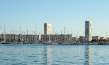 Port de Toulon, avec les gratte-ciels résidentiels du Mourillon en arrière-plan