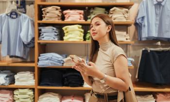 Une jeune femme aux cheveux longs réalise l'estimation d'un local commercial, un carnet à la main