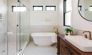 Bois, pierre, rotin, lin ou encore terrazzo : ces matériaux naturels apportent chaleur, authenticité et apaisement dans une salle de bain. © Bryan Chavez - Getty images