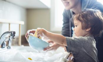 Le match entre lave-vaisselle et vaisselle à la main