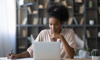 Femme-redige-un-avenant-au-bail-de-coloc-devant-son-ordinateur