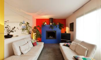 Salon avec des couleurs peps par petites touches. 