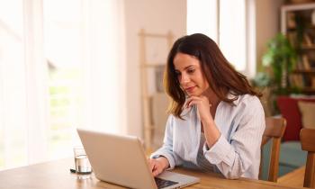 femme regarde si elle peut vendre un bien immobilier hypothéqué
