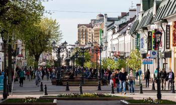 Rue piétonne de Brest bordée d'arbres et de boutiques par une journée ensoleillée