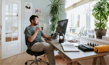 Entre lumière naturelle, lampes d’appoint et températures de couleur à sélectionner, choisir le bon éclairage pour son bureau demande un minimum de réflexion. © visualspace - Getty images