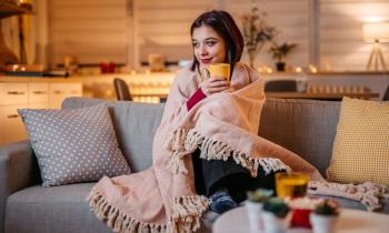 Sans avoir à tout refaire, il suffit parfois de quelques objets bien choisis pour créer une ambiance cocooning et réconfortante. © urbazon - Getty images