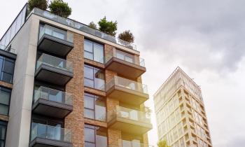 Même sans pouvoir changer la chaudière de l’immeuble ou la programmation centrale, il existe de nombreuses solutions efficaces pour alléger votre facture. © Angel Santana Garcia - Getty images