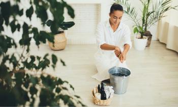 Depuis quelques années, les alternatives naturelles comme le vinaigre blanc, le bicarbonate de soude, le savon noir ou encore l’acide citrique sont revenues sur le devant de la scène. © Polina Lebed - Getty images