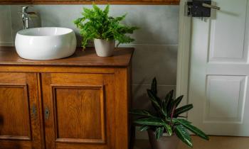 Les détournements de meubles apportent du charme, du caractère et une touche d’unicité qu’aucun meuble standardisé ne peut offrir dans une salle de bains. © 	t sableaux - Getty images