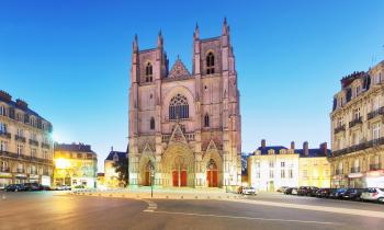 Vue sur la basilique Saint-Donatien à Nantes à la tombée du jour