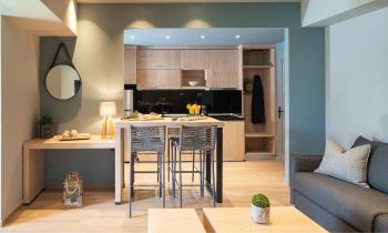 Aménager un logement de 20 à 30 m² pousse souvent à être plus créatif, plus ingénieux et plus sélectif dans le choix des meubles et des objets du quotidien. © George Tsamakdas - Getty images