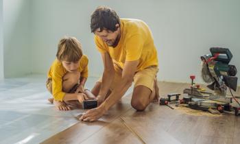 Pour ceux qui rêvent d’un sol à l’aspect bois mais qui souhaitent éviter la pose fastidieuse d’un parquet massif, le stratifié clipsable est une option redoutablement efficace. © galitskaya - Getty images