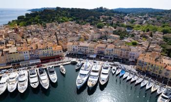 Vue aérienne sur le port de Saint-Tropez et ses yachts