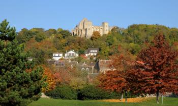 Chevreuse conserve une âme médiévale avec ses ruelles pavées, ses passerelles sur l’Yvette et son château de la Madeleine. © Getty Images