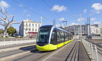 Tram jaune traversant les rues de Brest