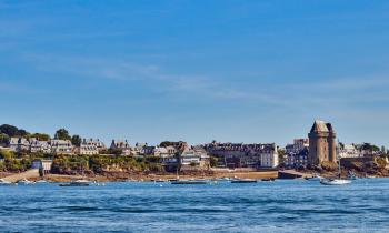 Vue depuis la mer sur la plage St Pere et la Tour Solidor