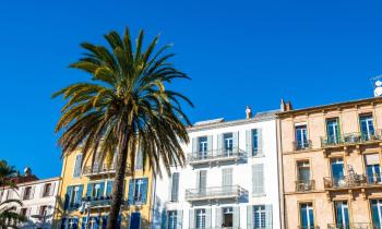 	À Hyères, les montants des loyers sont homogènes, contrairement aux prix de vente. © domimage – Getty Images