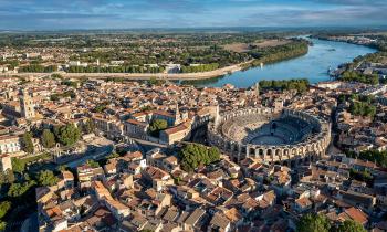 À 30 minutes des plages, Arles offre un cadre de vie idyllique à moindre coût. © Agnieszka Glowala – Getty Images