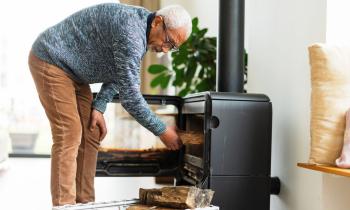 Il est important de tenir compte de plusieurs paramètres pour déterminer la quantité de bois de chauffage nécessaire pour la saison hivernale. © AzmanJaka - Getty images