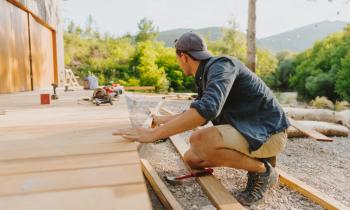 Un homme réalise les travaux de construction de sa terrasse