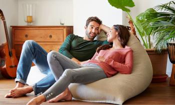 Il est possible de mettre en place des astuces simples pour rendre les moments à deux plus faciles. © kupicoo - Getty images