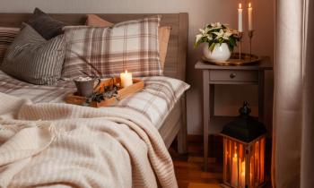 Quelques éléments simples permettent de proposer en Airbnb un logement cosy durant la saison hivernale. © OlgaMiltsova - Getty images