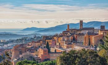 Entre terre et montagne, Grasse offre un cadre de vie idyllique pour les actifs. © StockByM – Getty Images