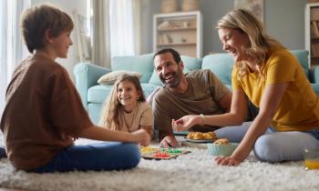 Engager une détox digitale chez soi permet de retrouver des moments de qualité en famille. © skynesher - Getty images