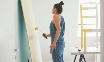 Il est possible de repeindre un meuble en mélaminé en respectant quelques règles. © fotostorm - Getty images