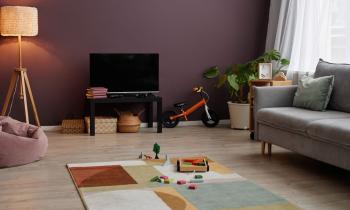 Mettre l'accent sur un mur avec une couleur permet de donner de la profondeur et du volume à la pièce.. © SeventyFour - Getty images