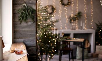 Salon chaleureux décoré pour Noël