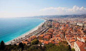 en s’éloignant légèrement du centre niçois, les prix au mètre carré chutent parfois de 20 à 30 %, selon les communes.© Getty Images