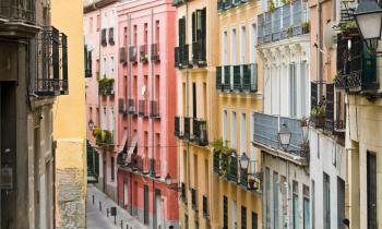 Airbnb écope de 64 millions d'euros d'amende pour avoir publié des annonces de logements non autorisés en Espagne.