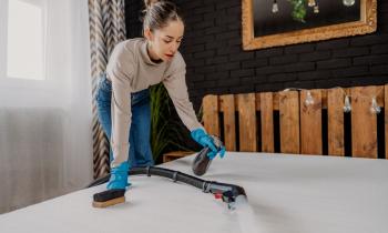 femme entrain de nettoyer son matelas