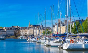 Port de Vannes dans le Morbihan avec son ciel bleu. 