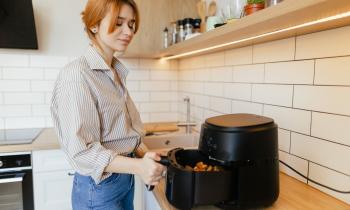 Si l'air fryer est réputé plus économe en énergie, il ne peut pas servir à cuire tous les types d'aliments. © Nazar Rybak - Getty images
