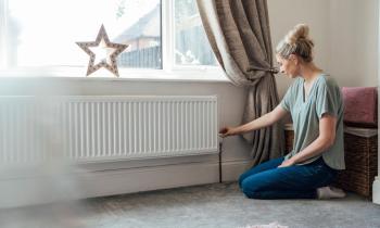 Allumer le chauffage uniquement dans le salon en continu et dans la chambre avant de vous y installer vous permet d'économiser sans sacrifier votre confort. © SolStock - Getty images