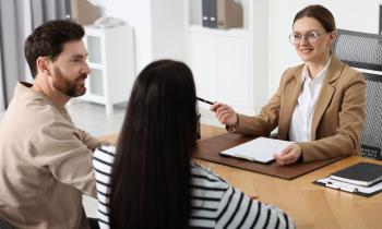 Transmettre l’usufruit de la maison via un testament pour protéger son conjoint non marié. © Liudmila Chernetska - Getty Images