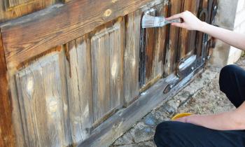 Les trucs et astuces pour bien entretenir une porte en bois