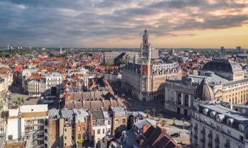 Lille est une ville dynamique et où il fait bon vivre, reliée à Paris par le TGV en 1h15. © taranchic - Getty images