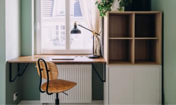 Un radiateur peut être discrètement intégré sous un meuble comme un bureau. © brizmaker - Getty images