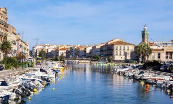 Sète fait partie des communes les plus prisées et dynamiques de l'Hérault, qui attire notamment de plus en plus d'actifs et de télétravailleurs. © David Taljat - Getty images