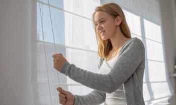 Il est important d'adapter l'heure de fermeture des volets à la saison, mais aussi à l'orientation des fenêtres. © ViktorCap - Getty images