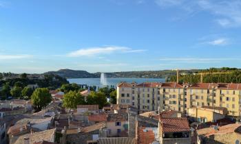 A Istres, la qualité de vie et les infrastructures contribuent à une demande locative régulière. © Getty Images