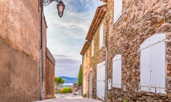 Vue panoramique d'une rue, dans le vieux village de Gassin. 