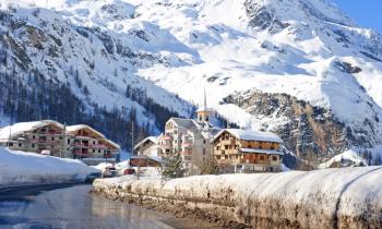 Village enneigé dans les Alpes françaises