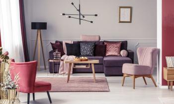 Le mauve peut être intégré astucieusement dans toutes les pièces d'un logement pour le rendre élégant et chaleureux. © KatarzynaBialasiewicz - Getty images