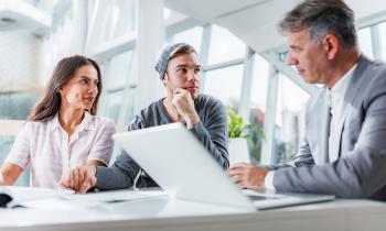 Un jeune couple est en rendez-vous avec son banquier