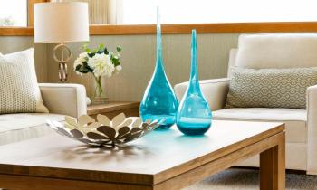 Le verre teinté peut être adopté par petites touches, notamment sur des vases design. © chuckcollier - Getty images